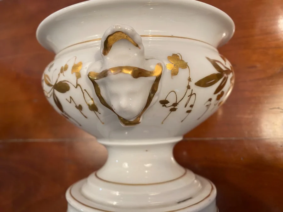Drageoir en porcelaine de Paris, très bon état.