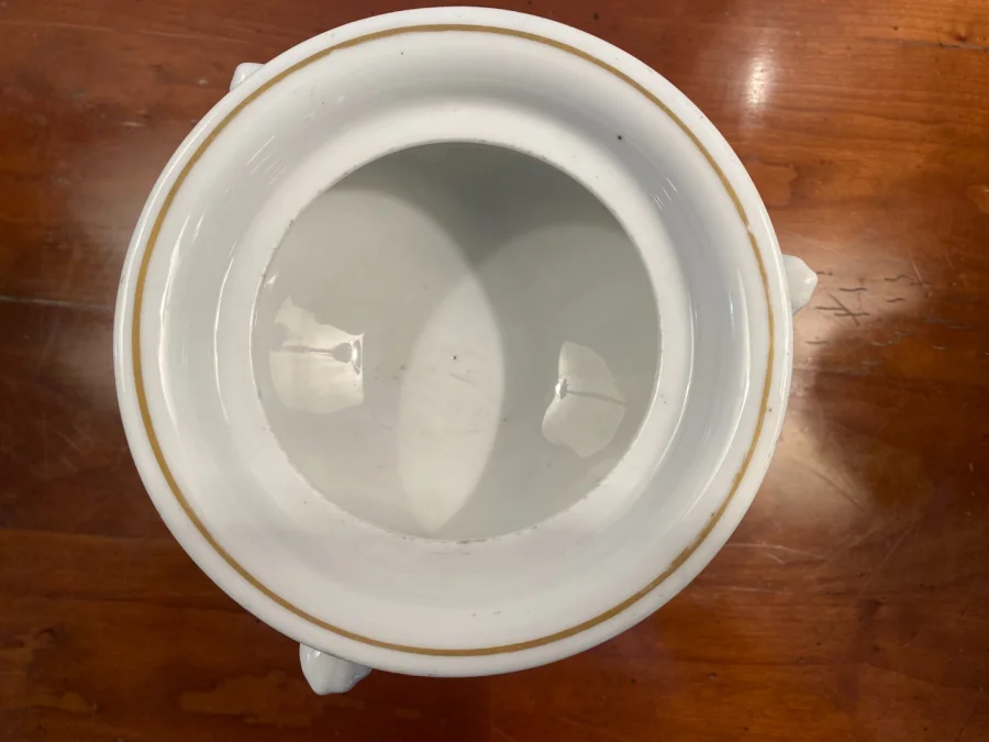 Drageoir en porcelaine de Paris, très bon état.