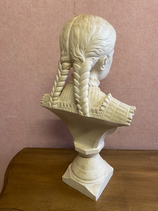 Buste de jeune fille en plâtre.