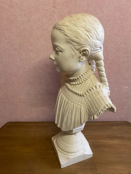 Buste de jeune fille en plâtre.