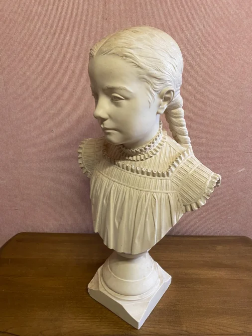 Buste de jeune fille en plâtre.