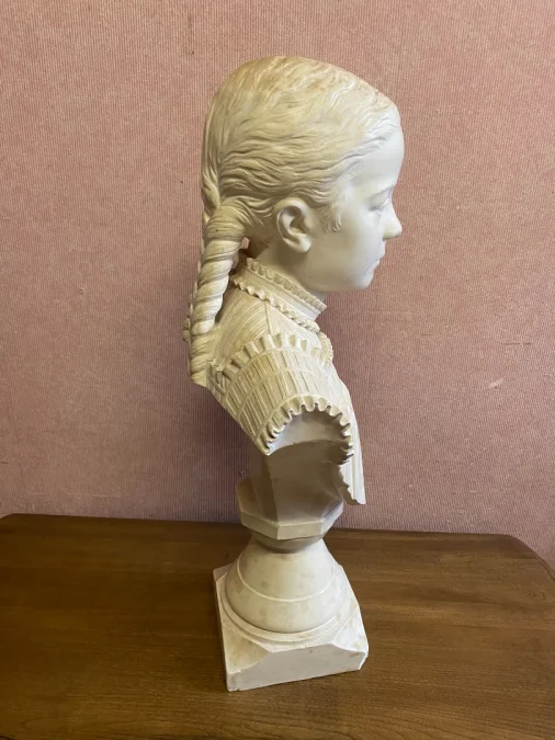 Buste de jeune fille en plâtre.
