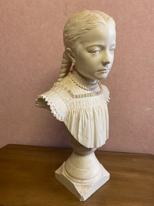 Buste de jeune fille en plâtre.