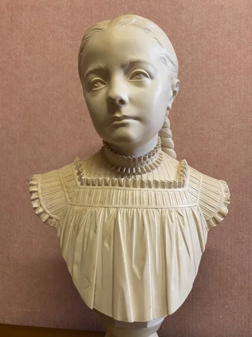 Buste de jeune fille en plâtre.
