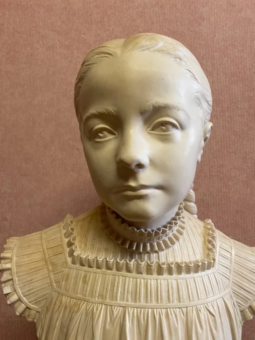 Buste de jeune fille en plâtre.