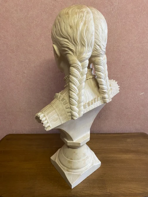 Buste de jeune fille en plâtre.