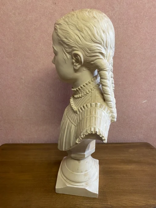 Buste de jeune fille en plâtre.