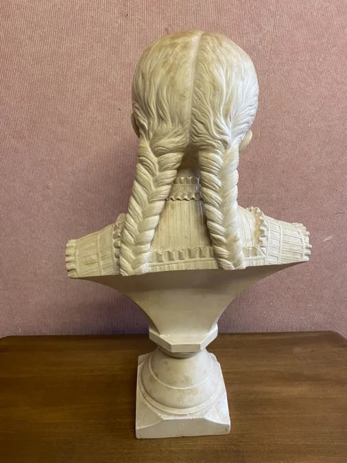 Buste de jeune fille en plâtre.