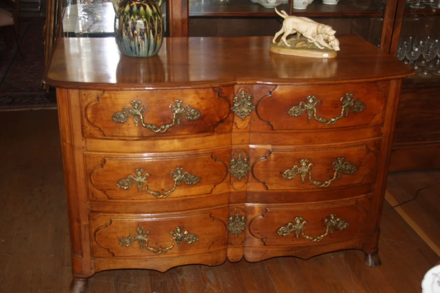 Commode régence en noyer, 3 tiroirs.
