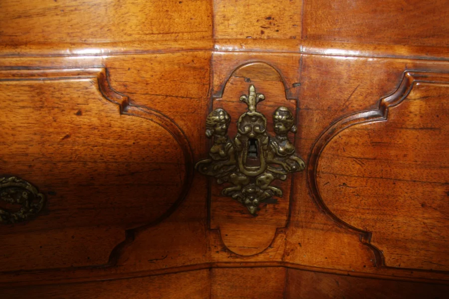Commode régence en noyer, 3 tiroirs.