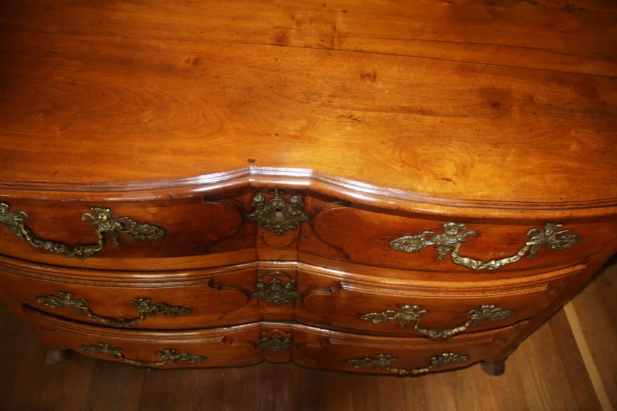 Commode régence en noyer, 3 tiroirs.