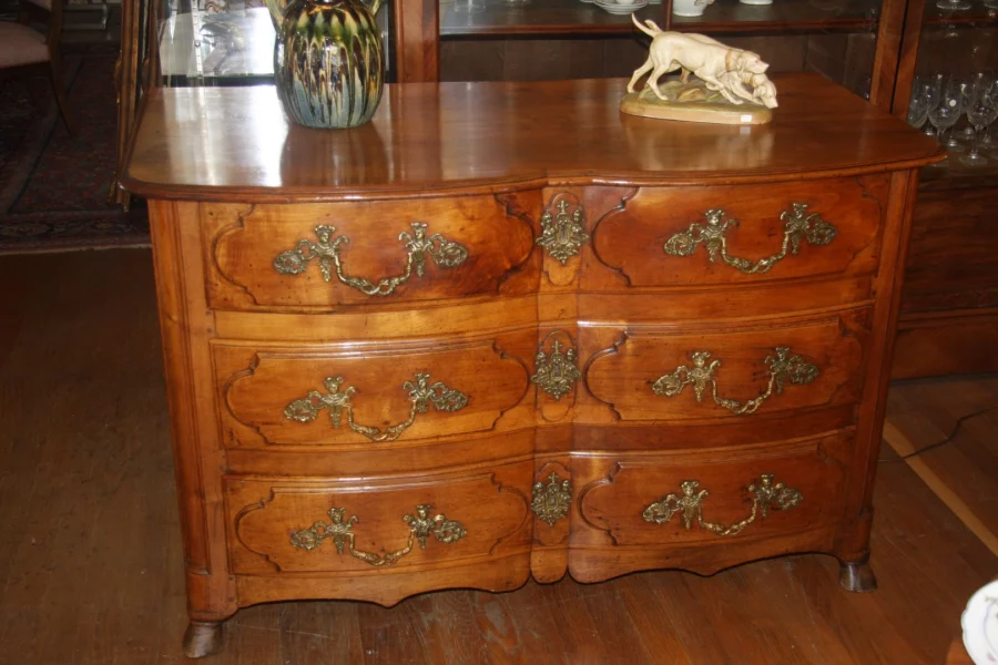 Commode régence en noyer, 3 tiroirs.