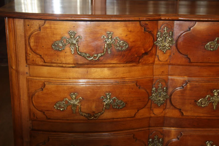 Commode régence en noyer, 3 tiroirs.