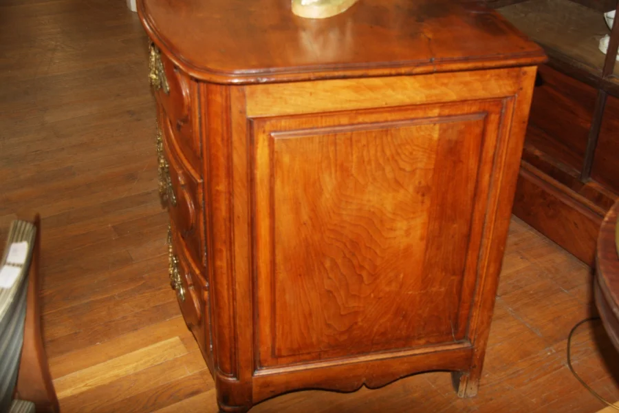 Commode régence en noyer, 3 tiroirs.