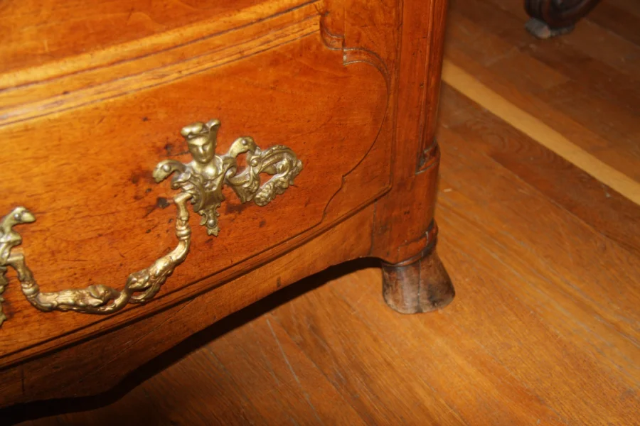 Commode régence en noyer, 3 tiroirs.