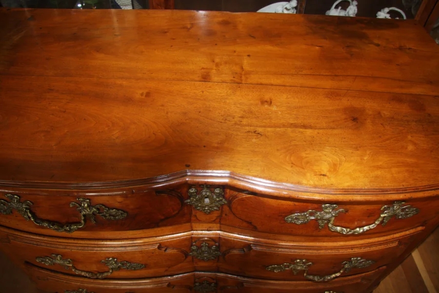 Commode régence en noyer, 3 tiroirs.