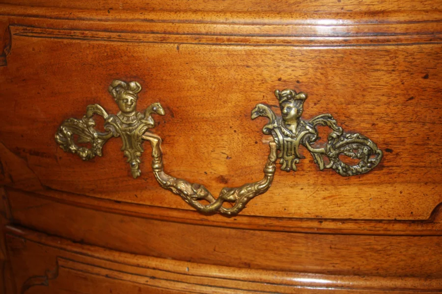 Commode régence en noyer, 3 tiroirs.