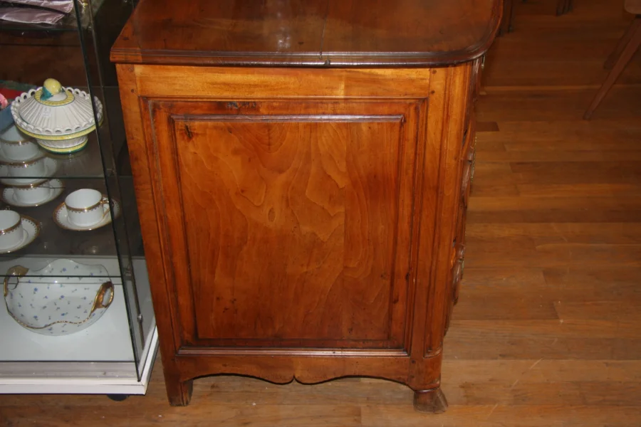 Commode régence en noyer, 3 tiroirs.