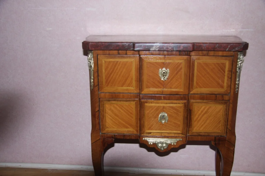 Commode d'époque transition Louis XV- Louis XVI