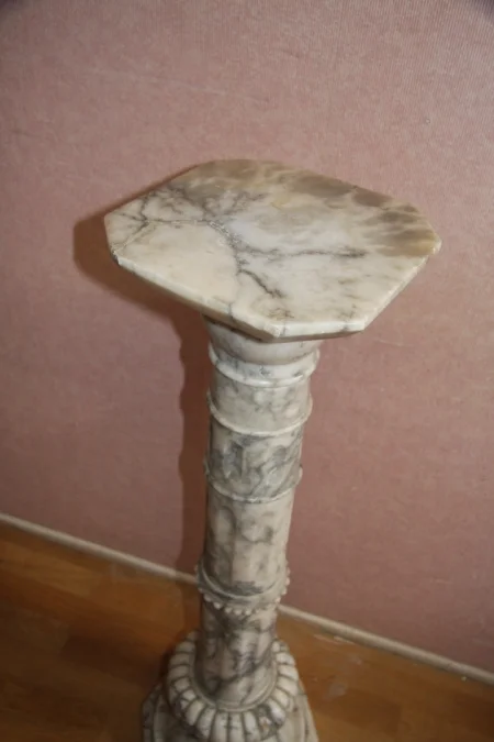 Colonne en marbre blanc veiné de gris.