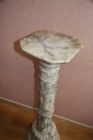 Колонна из белого мрамора с серыми прожилками.