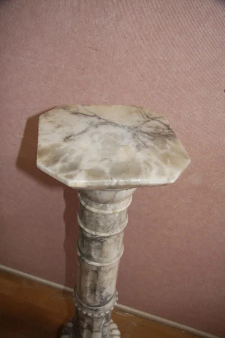 Colonne en marbre blanc veiné de gris.