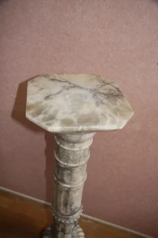Колонна из белого мрамора с серыми прожилками.