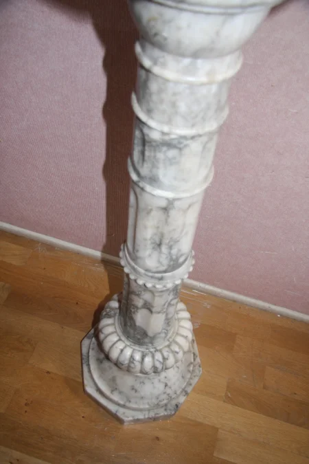 Colonne en marbre blanc veiné de gris.