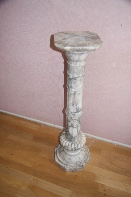 Colonne en marbre blanc veiné de gris.