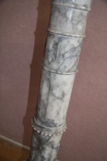 Colonne en marbre blanc veiné de gris.