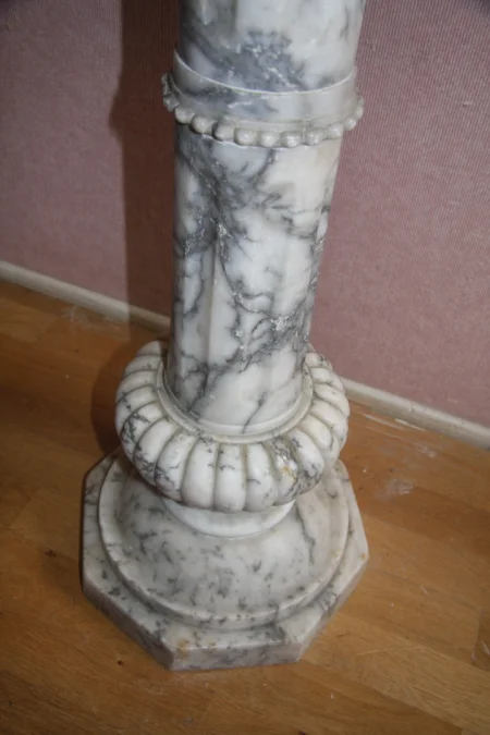 Colonne en marbre blanc veiné de gris.