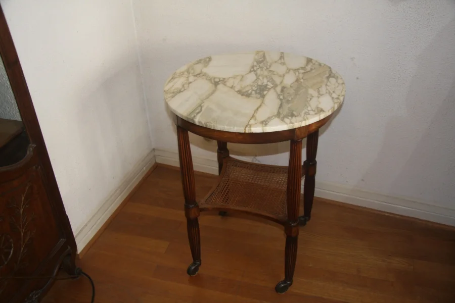 Guéridon à roulettes, en noyer, avec son marbre.