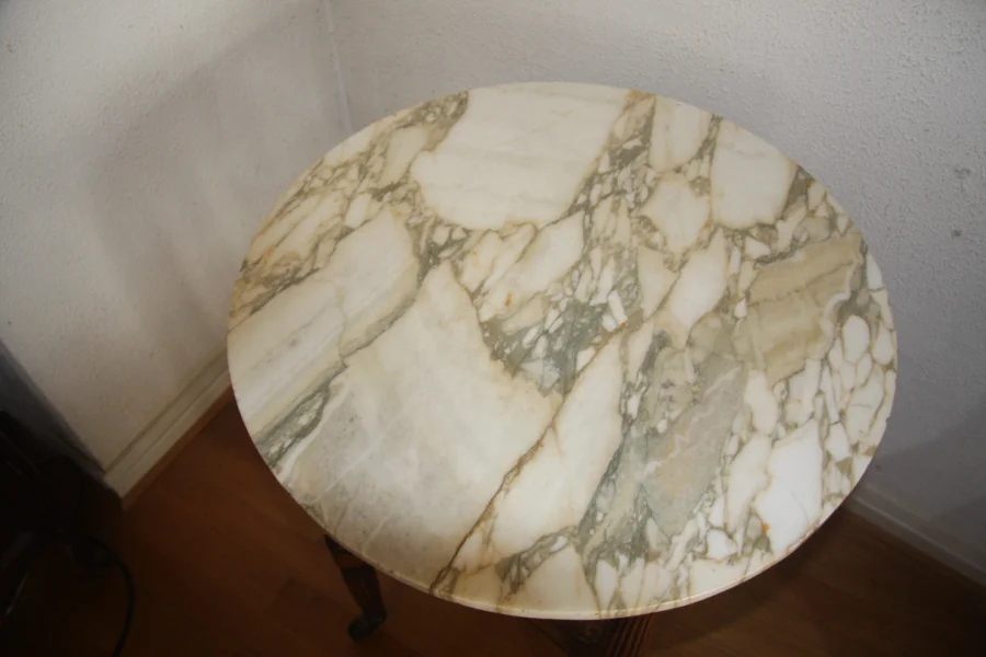 Guéridon à roulettes, en noyer, avec son marbre.