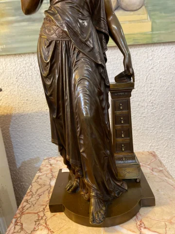 Bronze à l'antique, femme à la lecture.