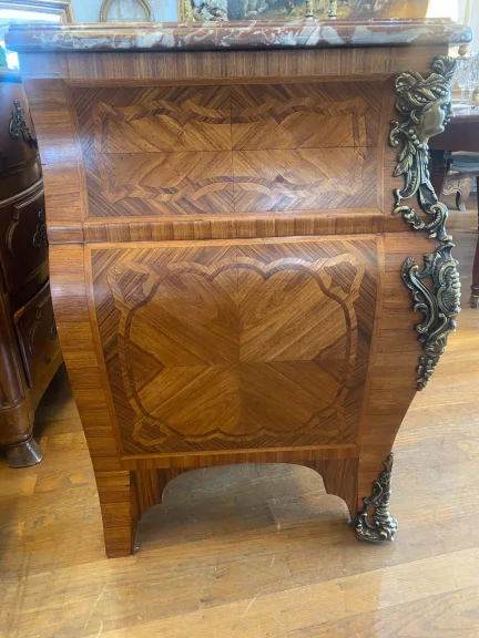 Commode tombeau de style Louis XV, en marqueterie de bois de rose. — Très bon état