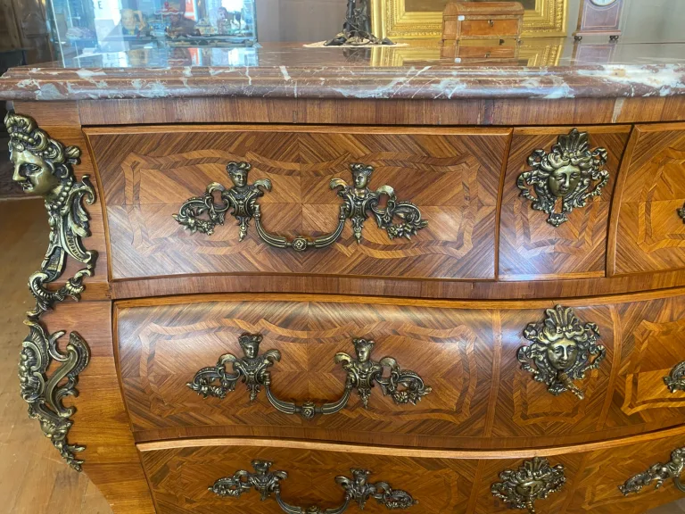 Commode tombeau de style Louis XV, en marqueterie de bois de rose. — Très bon état