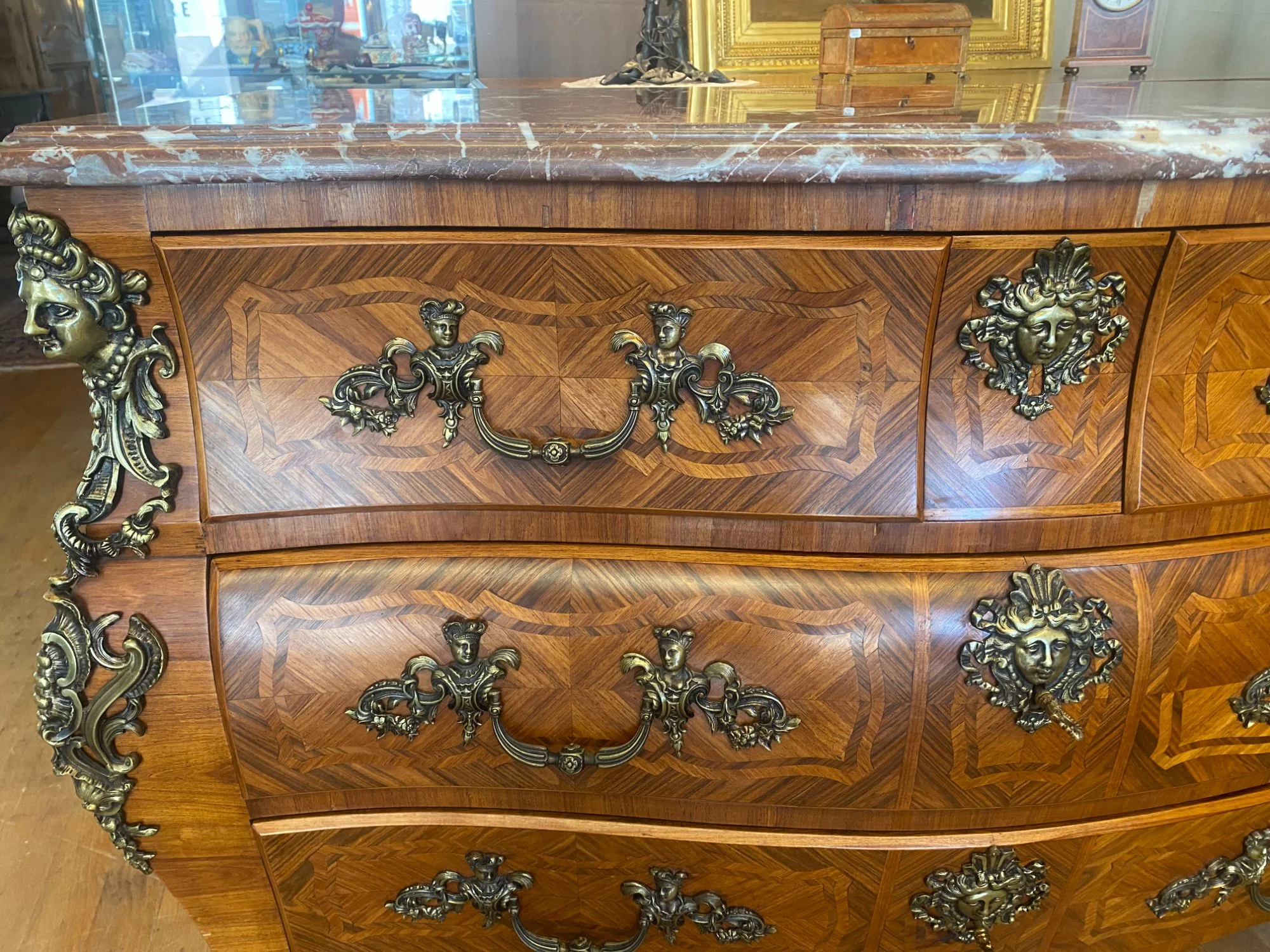 Commode tombeau de style Louis XV, en marqueterie de bois de rose. — Très bon état