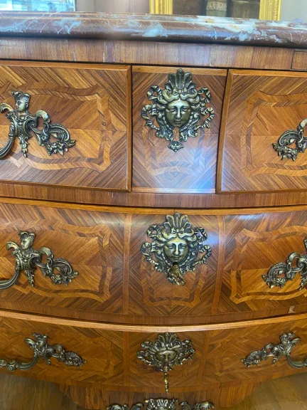 Commode tombeau de style Louis XV, en marqueterie de bois de rose. — Très bon état
