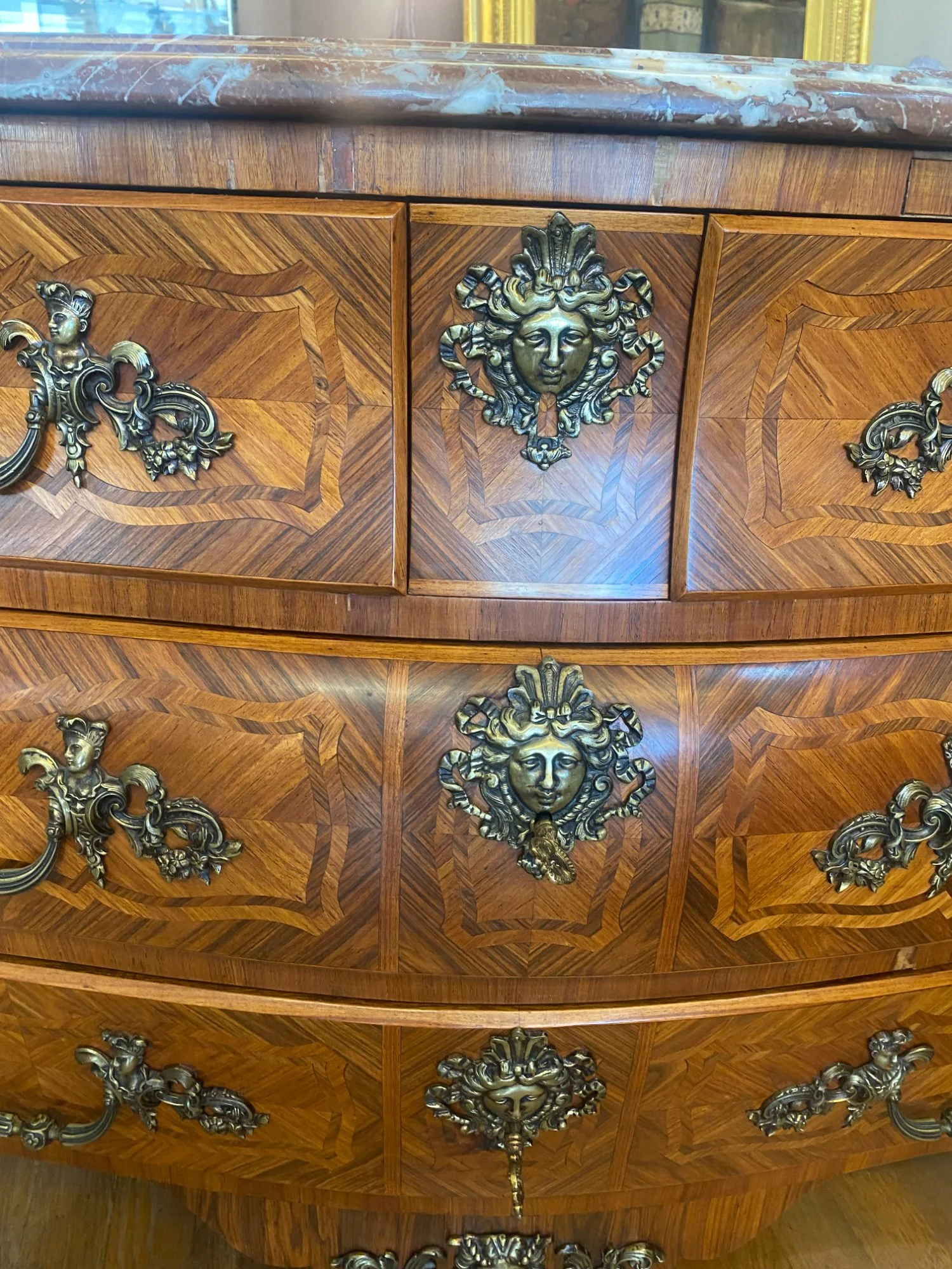 Commode tombeau de style Louis XV, en marqueterie de bois de rose. — Très bon état