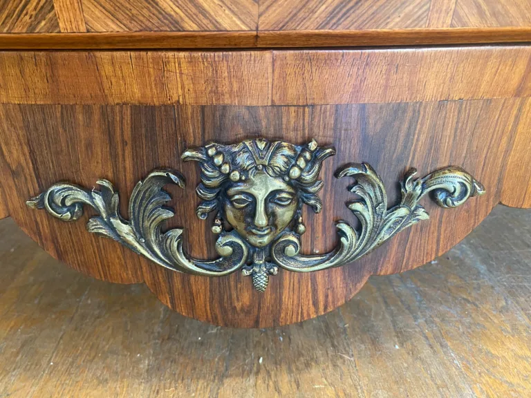 Commode tombeau de style Louis XV, en marqueterie de bois de rose. — Très bon état