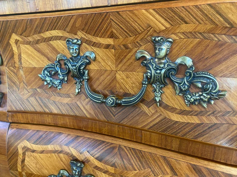 Commode tombeau de style Louis XV, en marqueterie de bois de rose. — Très bon état