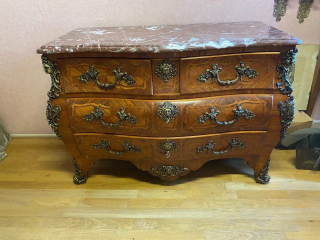 Commode tombeau de style Louis XV, en marqueterie de bois de rose. — Très bon état