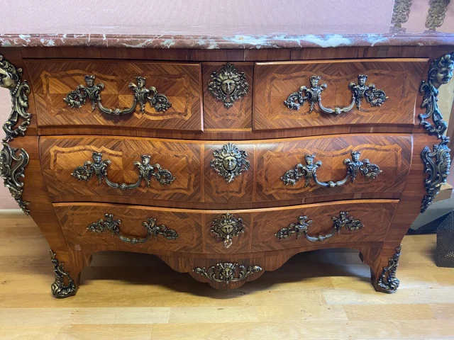 Commode tombeau de style Louis XV, en marqueterie de bois de rose. — Très bon état