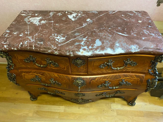 Commode tombeau de style Louis XV, en marqueterie de bois de rose. — Très bon état