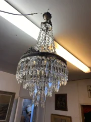 Montgolfière chandelier with glass drops.