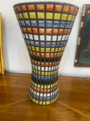 Vase dit Diabolo en céramique signé Capron. Parfait état.
