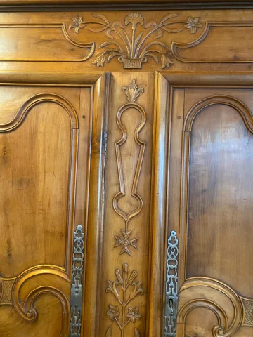 Bressaner Schrank aus Nussbaum. — Sehr guter Zustand