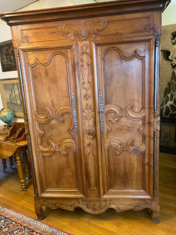 Bressaner Schrank aus Nussbaum. — Sehr guter Zustand