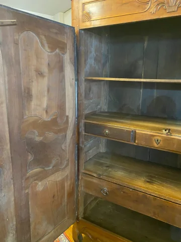 Bressaner Schrank aus Nussbaum. — Sehr guter Zustand