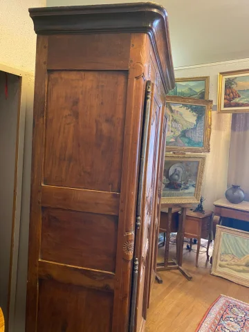 Bressaner Schrank aus Nussbaum. — Sehr guter Zustand